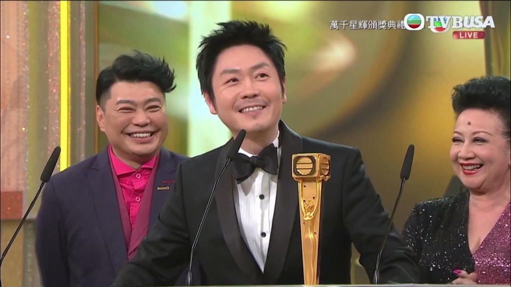 至於李思捷的媽媽乃一名中學老師，而家姐李思維既是傑思公關公司的老闆，又是香港電台第一台《數字人生》的節目主持，一家四口住在市值九百五十萬的何文田山道加林閣。